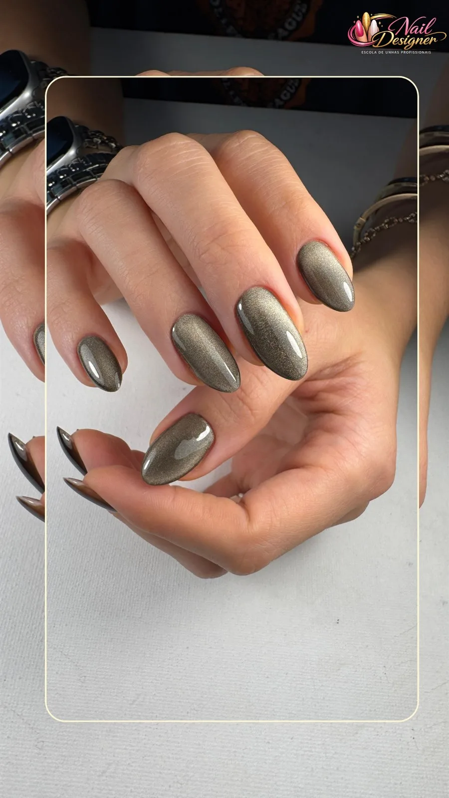 Alongamento em tom met?lico acinzentado com estrutura moderna e marcante.