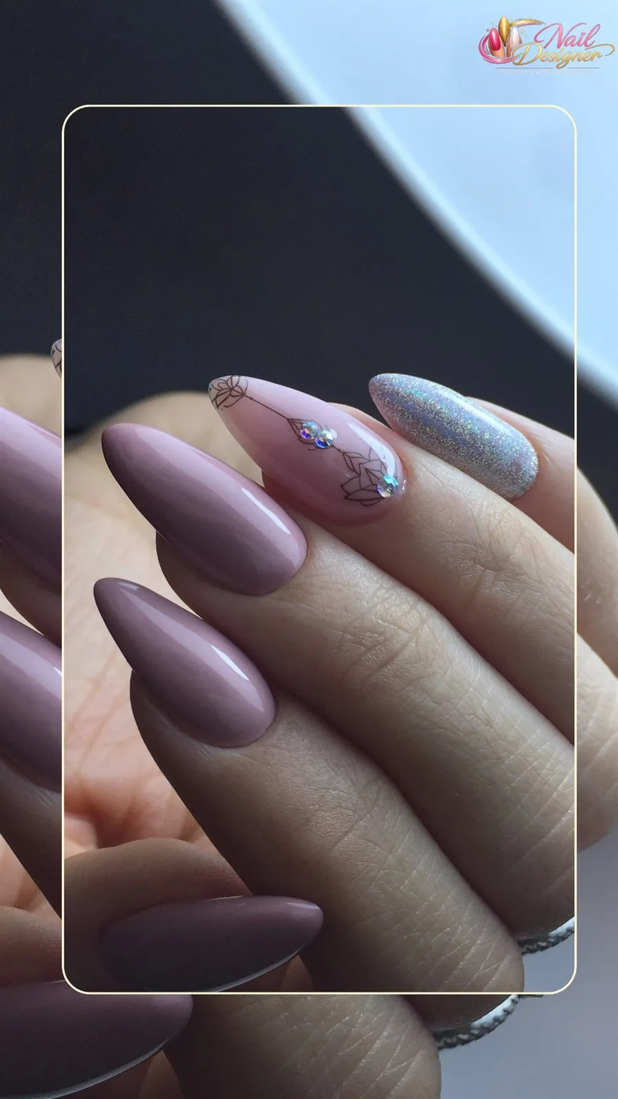 Unhas alongadas em tom malva com ponta fina e acabamento art?stico.