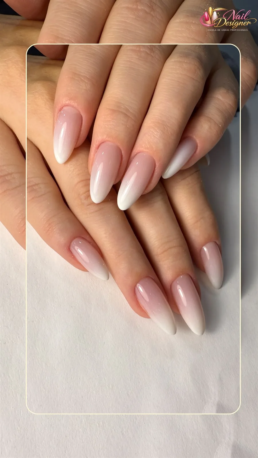 Unhas alongadas em tom nude claro com acabamento polido e ponta afinada.