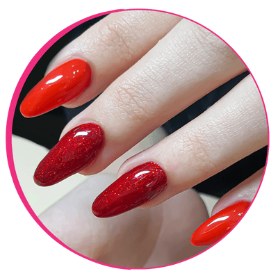 Banho de gel em unhas vermelhas com acabamento brilhante.