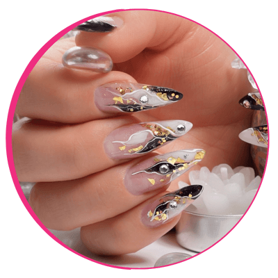 Unhas decoradas com brilho e efeito cascata.
