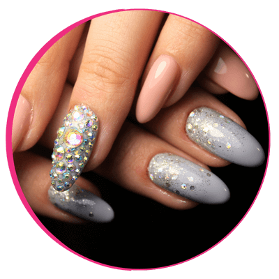 Unhas com strass e brilho intenso em destaque.
