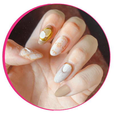 Nail art clara com detalhes dourados para o modulo de esmaltacao art.