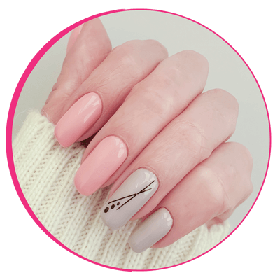 Francesinha bilateral em unhas claras com detalhe delicado.
