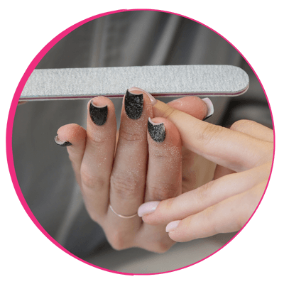 Lixamento boomerang sendo realizado em unhas escuras.