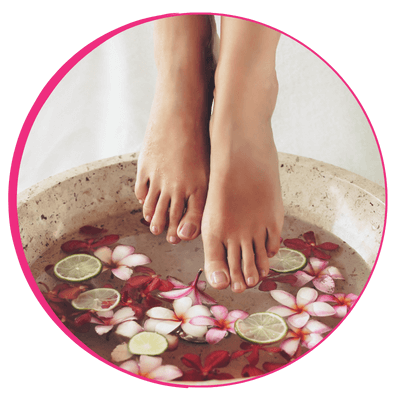 Spa dos pés com imersão em bacia decorada.