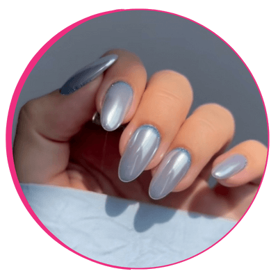 Unhas almond claras com ponta levemente afinada.
