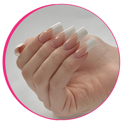 Unhas bailarina claras com formato reto e alongado.