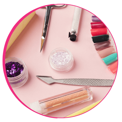 Materiais de nail designer organizados sobre mesa rosada.